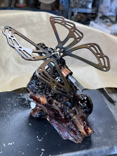 Skulptur mit dem Titel "papillon sur loupe…" von Sylvain Arondel (ATELIER CREATION LA FORGE), Original-Kunstwerk, Metalle