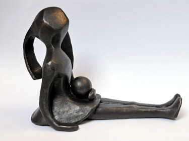 Sculpture titled "girl with ball" by Andries Tip, Original Artwork, Bronze