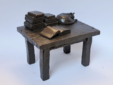 Skulptur mit dem Titel "Table with books an…" von Andries Tip, Original-Kunstwerk, Bronze
