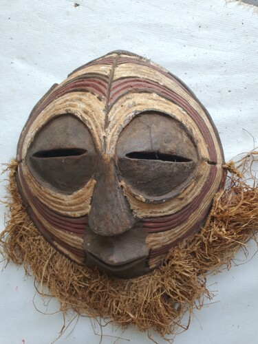 Scultura intitolato "Luba Kifwebe mask 1" da Isuge Peter Lugoloire, Opera d'arte originale, Legno