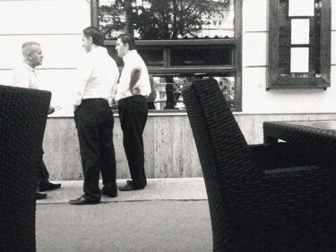 Fotografia intitolato "Waiters talk" da Olli Boehm, Opera d'arte originale, Fotografia digitale