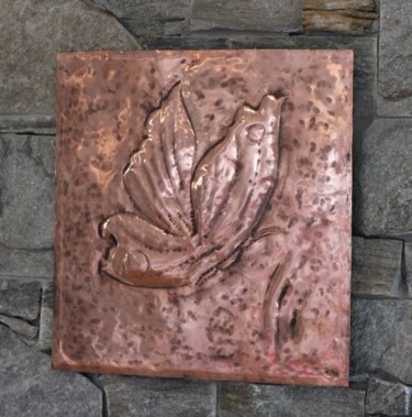 Handcrafted Copper Wall Art – Embossed Butterfly in Rustic 印花与版画 标题为“Handcrafted Copper…” 由Martino Sonvico, 原创艺术品, 雕刻