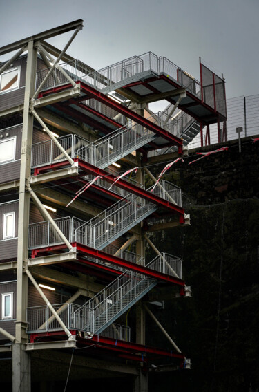 Photographie intitulée "Ascent against the…" par Zaineb Ouazzani, Œuvre d'art originale, Photographie numérique