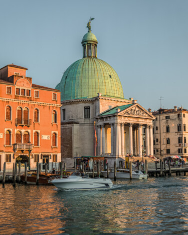 Venice – Church of San Simeone Piccolo at Sunset – Fine Art Fotografia intitolato "Venice – Church of…" da Ron Kramer, Opera d'arte originale, Fotografia digitale