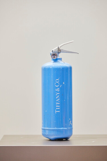 Rzeźba zatytułowany „Fashion Fire Exting…” autorstwa Ghost Art, Oryginalna praca, Aluminium
