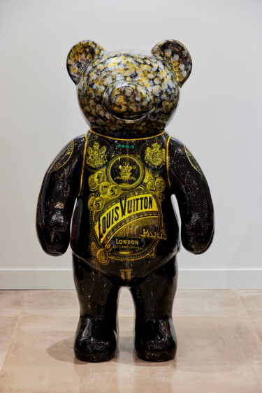 Scultura intitolato "LV Bear XXL" da Ghost Art, Opera d'arte originale, Colaggio