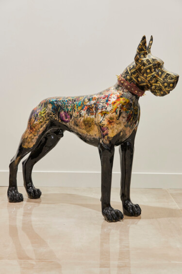 Scultura intitolato "Yakuza Danish Dog" da Ghost Art, Opera d'arte originale, Colaggio