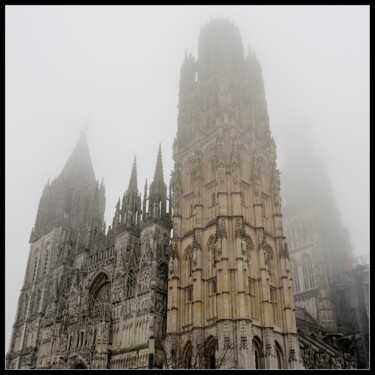 Tours de la cathédrale de Rouen dans la brume. Fotografia intitolato "Tours de la cathédr…" da Frederic Hodiesne, Opera d'arte originale, Fotografia digitale