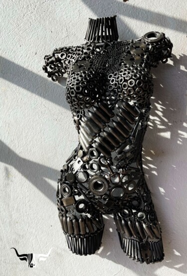 "Scrap female bust t…" başlıklı Heykel Youssef Ezzamani tarafından, Orijinal sanat, Metaller Taş üzerine monte edilmiş