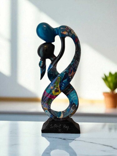 Sculptuur getiteld "Kiss Indigo" door Siberil Rey, Origineel Kunstwerk, Hout