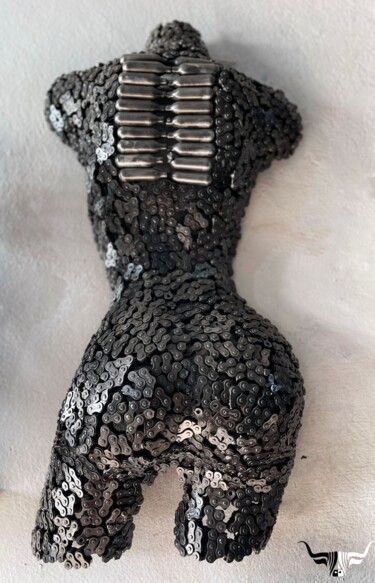 Sculptuur getiteld "female torso, chain…" door Youssef Ezzamani, Origineel Kunstwerk, Metalen Gemonteerd op Steen