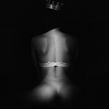 The Crowned Spine – Minimalist Erotic Royalty in Black and W 摄影 标题为“The Crowned Spine –…” 由Felipe Hueb, 原创艺术品, 数码摄影