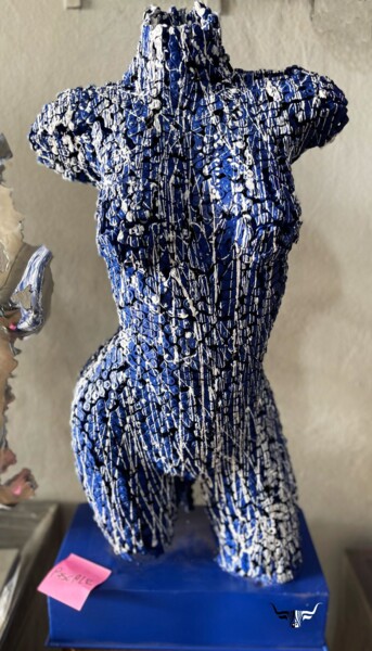 Sculptuur getiteld "Full chained Female…" door Youssef Ezzamani, Origineel Kunstwerk, Metalen