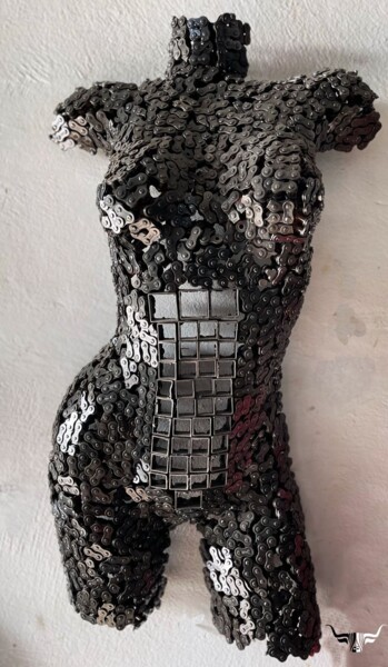 Life size metal torso - Metal Wall Art - Female Sculpture - 雕塑 标题为“Life size metal tor…” 由Youssef Ezzamani, 原创艺术品, 金属 安装在石上