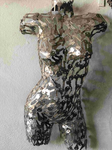 female torso , keys torso, Metal Wall art sculpture Metallic 雕塑 标题为“female torso , keys…” 由Youssef Ezzamani, 原创艺术品, 金属 安装在石上