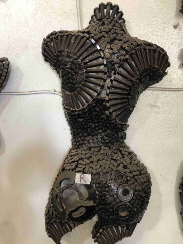 female torso , chain torso , Handcrafted Metal ,Wall Decor, 雕塑 标题为“female torso , chai…” 由Youssef Ezzamani, 原创艺术品, 金属 安装在石上