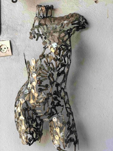 Sculptuur getiteld "female torso , keys…" door Youssef Ezzamani, Origineel Kunstwerk, Metalen Gemonteerd op Steen