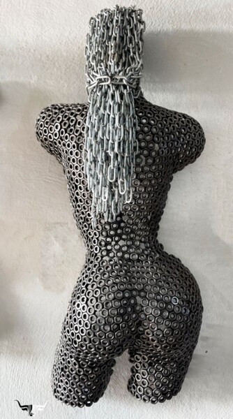 Sculptuur getiteld "Elegant Female Tors…" door Youssef Ezzamani, Origineel Kunstwerk, Roestvrij Staal Gemonteerd op Steen
