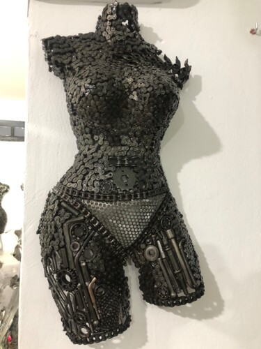 Sculptuur getiteld "Female bust | Torso…" door Youssef Ezzamani, Origineel Kunstwerk, Metalen Gemonteerd op Steen