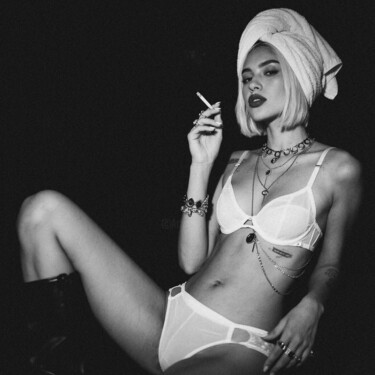 The Smoking Heiress – Femme Fatale in White Lingerie Fotografia zatytułowany „The Smoking Heiress…” autorstwa Felipe Hueb, Oryginalna praca, Fotografia cyfrowa