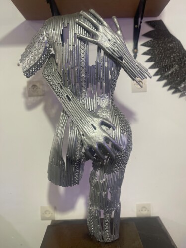 Female Bust Torso | Striking Art Piece | Perfect for Home Dé 雕塑 标题为“Female Bust Torso |…” 由Youssef Ezzamani, 原创艺术品, 金属