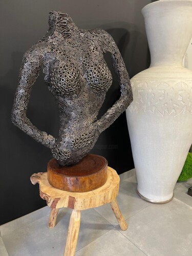 Female Torso Mannequin: Artistic Wall Sculpture for Home Dec 雕塑 标题为“Female Torso Manneq…” 由Youssef Ezzamani, 原创艺术品, 金属