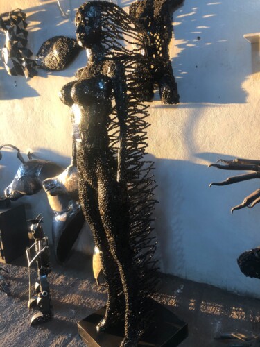 Sculptuur getiteld "Handcrafted Metal F…" door Youssef Ezzamani, Origineel Kunstwerk, Metalen