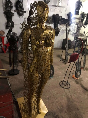 Standing, chained golden female statue 雕塑 标题为“Standing, chained g…” 由Youssef Ezzamani, 原创艺术品, 金属