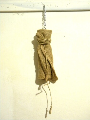 제목이 "Judged ( Homeless s…"인 조형물 Irvin Grassi로, 원작, 패브릭
