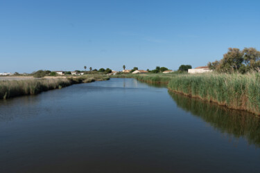 Paysage d'eau à Aigues Mortes Fotografia intitolato "Paysage d'eau à Aig…" da Coralie Dauzats, Opera d'arte originale, Fotografia digitale