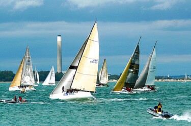 Fotografia intitolato "Yachts and chimney" da Kevin C Lee, Opera d'arte originale, fotografia a pellicola