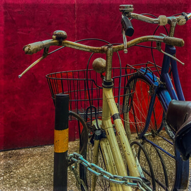 Due biciclette su fondo rosso, Bologna Fotografia intitolato "Due biciclette su f…" da Gabriele Via, Opera d'arte originale, Fotografia digitale