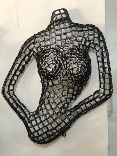 Gridded Metallic Torso Wall Sculpture-Female Form Art 雕塑 标题为“Gridded Metallic To…” 由Youssef Ezzamani, 原创艺术品, 金属 安装在石上