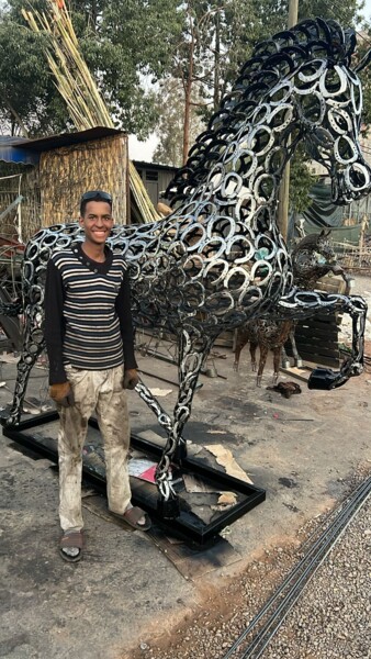 「large, striking hor…」というタイトルの彫刻 Youssef Ezzamaniによって, オリジナルのアートワーク, 金属