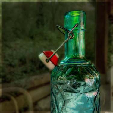 Bottiglia verde con tappo bianco e rosso "Bottiglia verde con…" başlıklı Fotoğraf Gabriele Via tarafından, Orijinal sanat, Dijital Fotoğrafçılık