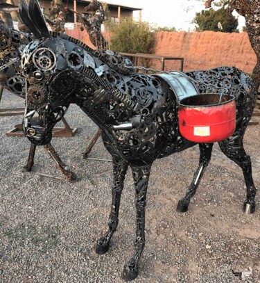 Industrial Donkey with Red Accent 雕塑 标题为“Industrial Donkey w…” 由Youssef Ezzamani, 原创艺术品, 金属