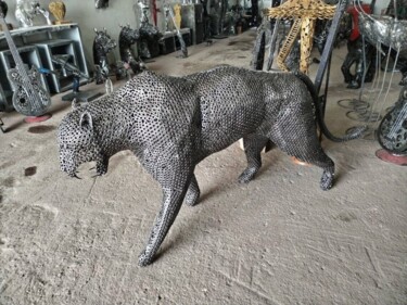 Apex Predator: Leopard in Steel Nuts 제목이 "Apex Predator: Leop…"인 조형물 Youssef Ezzamani로, 원작, 금속