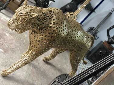 Golden leopard sculpture/Steel Animal Figurine, Wildlife Art Скульптура под названием "Golden leopard scul…" - Youssef Ezzamani, Подлинное произведение искусства, Металлы