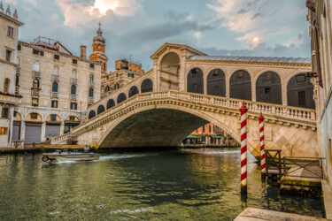 Venice – Rialto Bridge at Dawn – Fine Art Cityscape 摄影 标题为“Venice – Rialto Bri…” 由Ron Kramer, 原创艺术品, 数码摄影