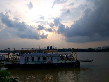 摄影 标题为“A river boat on a c…” 由Avik Chakravorty, 原创艺术品, 数码摄影