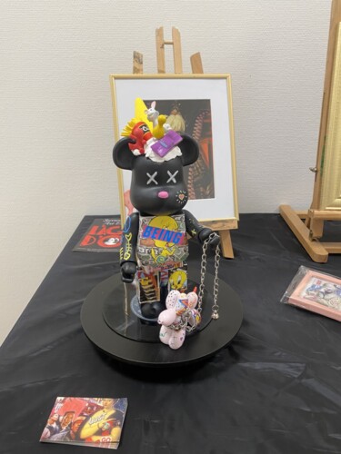 "Bearbrick loves his…" başlıklı Heykel Nikv tarafından, Orijinal sanat, Işaretleyici