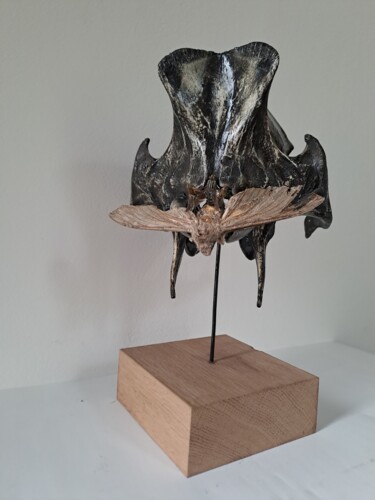 Sculpture intitulée "Insect queen" par Serendipity Liche, Œuvre d'art originale, Os