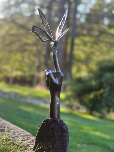 Sculpture titled "Le papillon est à l…" by Pacom, Original Artwork, Metals