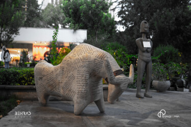 Sculptuur getiteld "Cow in memory of Da…" door Arash Paya, Origineel Kunstwerk, Papier maché