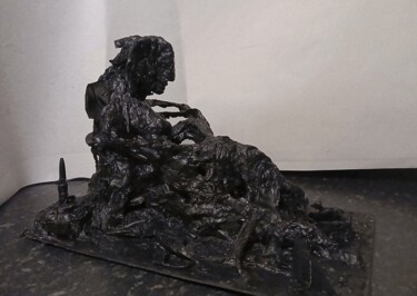 Skulptur mit dem Titel "WOMAN DRYEING HERSE…" von Joseph Urie, Original-Kunstwerk, Terra cotta