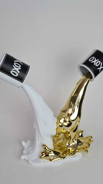 Skulptur mit dem Titel "XOXO Gold" von Sagrasse, Original-Kunstwerk, Harz