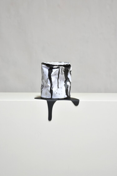 Sculpture intitulée "Le vieux pot de pei…" par Yannick Bouillault, Œuvre d'art originale, Résine