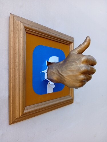 Sculpture intitulée "Digital Approval" par Laurentiu Ilina, Œuvre d'art originale, Coulage Monté sur Châssis en bois