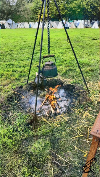 Photographie intitulée "Un feu de camp" par Emma Laflute, Œuvre d'art originale, Photographie manipulée