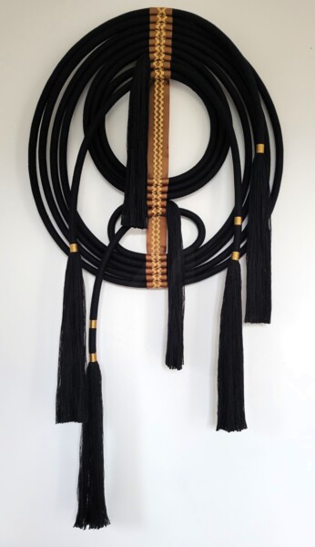 Textile Art με τίτλο "Totem noir et or" από Lisa Thevenon, Αυθεντικά έργα τέχνης, Υφαντικές ίνες